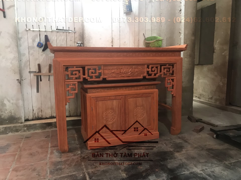 Tủ thờ, bàn thờ gỗ hương có giá thành chịu ảnh hưởng từ nhiều yếu tố