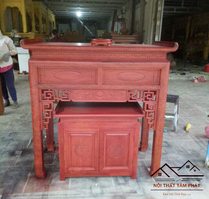 Bàn thờ mẫu BT005 có thiết kế gắn kèm bàn cơm tiện dụng