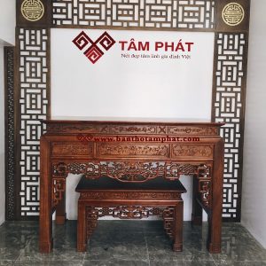 Mẫu bàn thờ gia tiên gỗ Gụ được chạm đục tinh tế