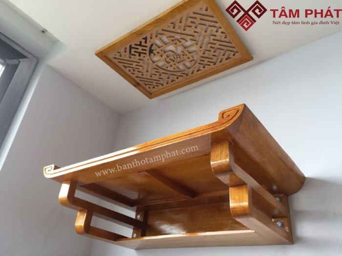 Bàn thờ treo tường tạo không gian thờ cúng trang nghiêm