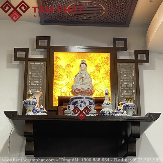 Năm 2024, bàn thờ Phật treo tường là sự lựa chọn hàng đầu của những người yêu thích phong cách trang trí hiện đại và tối giản. Với chất liệu tre cao cấp, nét đẹp tinh xảo và chắc chắn, bàn thờ này không chỉ mang đến không gian linh thiêng mà còn là điểm nhấn độc đáo trong căn nhà của bạn.