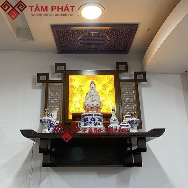 Mẫu bàn thờ Phật treo tường TT2094 Tâm Phát là một sự lựa chọn tuyệt vời cho những người yêu thích sự đơn giản và sang trọng. Tinh tế và đẹp mắt, mẫu bàn thờ này sẽ tỏa sáng trong không gian của gia đình bạn, mang lại an lạc và tình yêu của Đức Phật.
