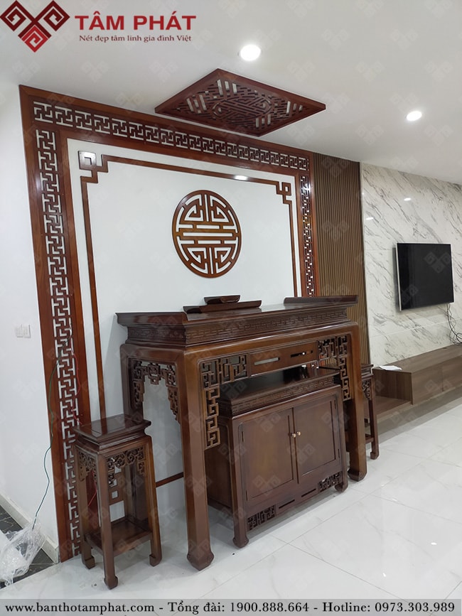Đặt hàng online mẫu bàn thờ gỗ Gụ Lào BT-1108 sang trọng tại Tâm Phát